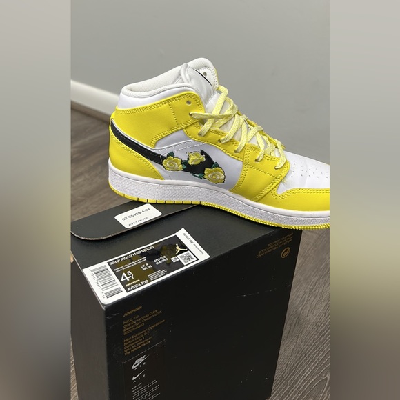 Air Jordan 1 Mid SE - Picture 3 of 3